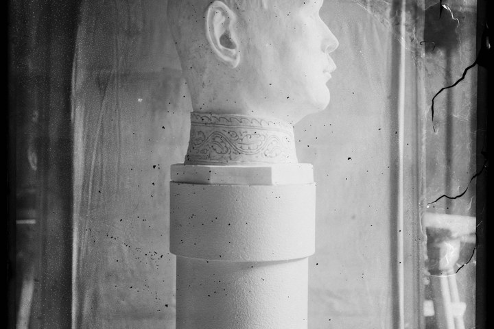Glasnegatief van foto van producten uit de Cuypers' Kunstwerkplaatsen: "Foto van een beeld van het hoofd van een man".