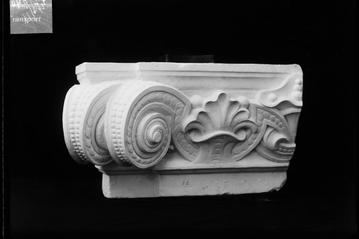 Glasnegatief van foto van producten uit de Cuypers' Kunstwerkplaatsen: "Foto van een gedeelte van een ornament (reliëf)".
