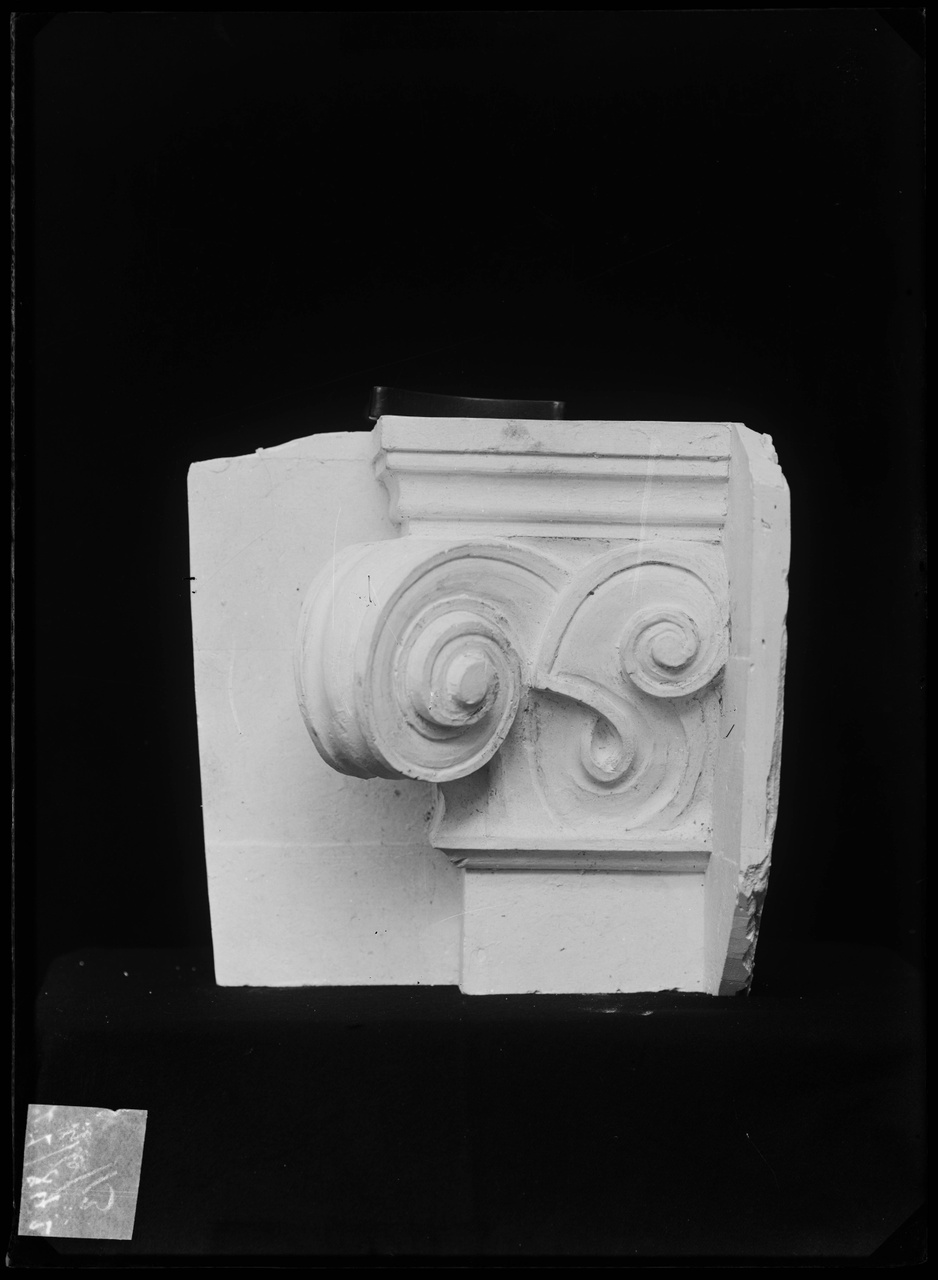 Glasnegatief van foto van producten uit de Cuypers' Kunstwerkplaatsen: "Foto van een gedeelte van een ornament (reliëf)".