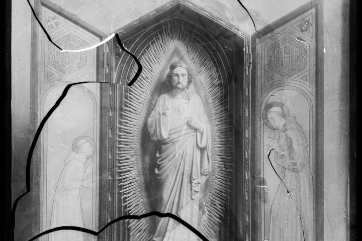 Glasnegatief van foto van producten uit de Cuypers' Kunstwerkplaatsen: "Foto van een triptiek met ee H. Hartbeeld in een nis met twee mannelijke heiligen op de zijpanelen".