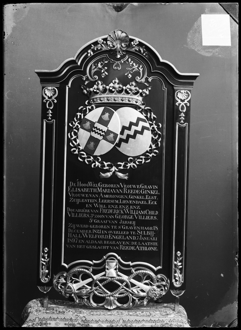 Glasnegatief van foto van producten uit de Cuypers' Kunstwerkplaatsen: "Foto van een plaquette gewijd aan mevrouw Gravin E. M. van Reede-Ginkel".