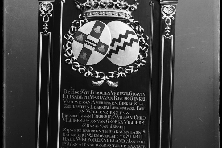 Glasnegatief van foto van producten uit de Cuypers' Kunstwerkplaatsen: "Foto van een plaquette gewijd aan mevrouw Gravin E. M. van Reede-Ginkel".
