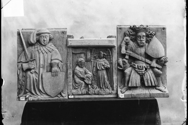 Glasnegatief van foto van producten uit de Cuypers' Kunstwerkplaatsen: "Foto van drie houten panelen met afbeeldingen van ridders en koningen".