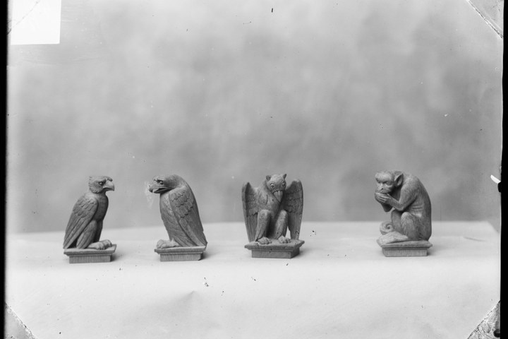 Glasnegatief van foto van producten uit de Cuypers' Kunstwerkplaatsen: "Foto van vier beeldjes van (fabel)dieren ".