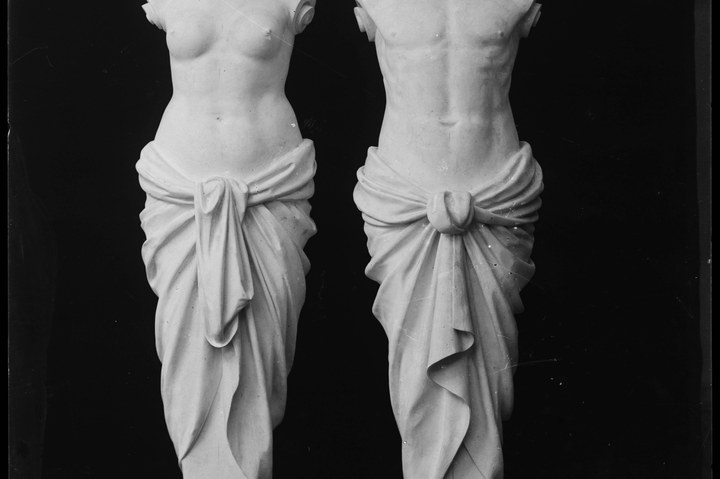 Glasnegatief van foto van producten uit de Cuypers' Kunstwerkplaatsen: "Foto van twee torso's, van een man en van een vrouw, zonder armen".