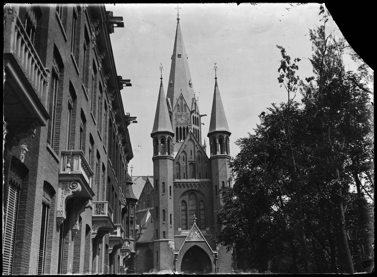 Glasnegatief van een foto van de Vondelkerk in Amsterdam