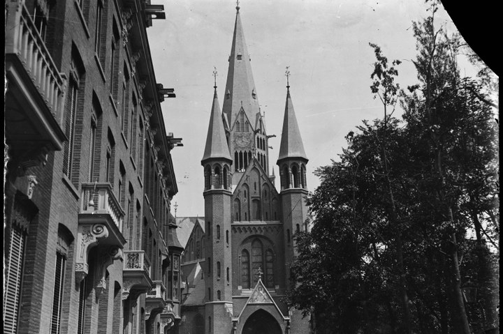 Glasnegatief van een foto van de Vondelkerk in Amsterdam