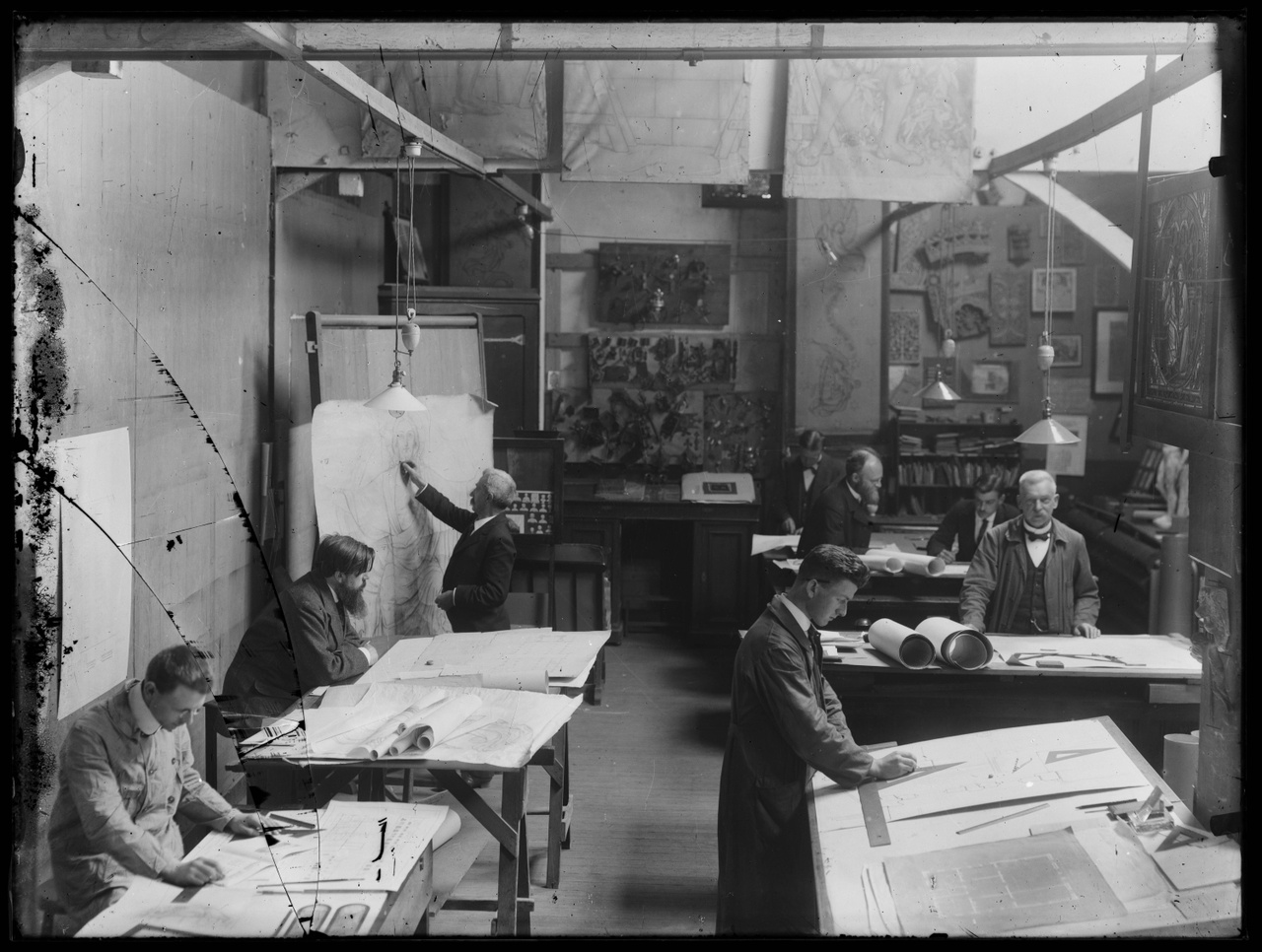 Glasnegatief van foto van producten uit de Cuypers' Kunstwerkplaatsen: "Foto van het tekenatelier in de Kunstwerkplaatsen Cuypers en Co.".