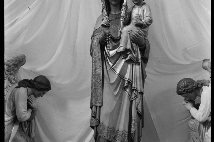 Glasnegatief van foto van producten uit de Cuypers' Kunstwerkplaatsen: "Foto van gekroond Mariabeeld met Christuskind met staf en wereldbol".