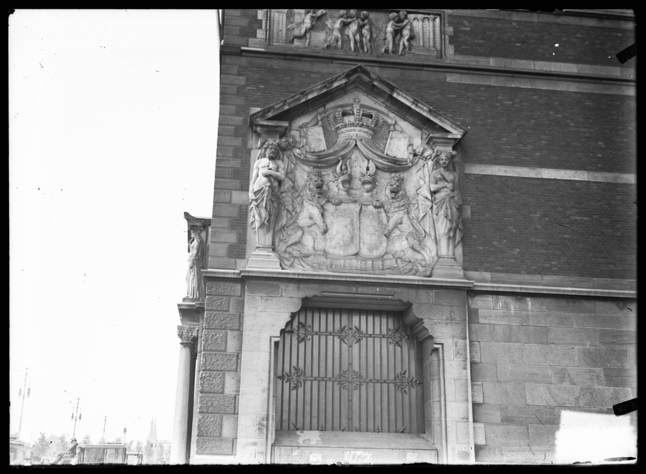 Glasnegatief van foto van producten uit de Cuypers' Kunstwerkplaatsen: "Foto van een gedeelte van een gevel van een majestueus gebouw".