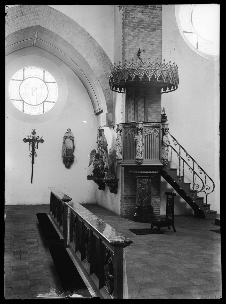 Glasnegatief van foto van producten uit de Cuypers' Kunstwerkplaatsen: "Foto van een kerkinterieur met daarin diverse geëxposeerde kerkmeubels en beelden".