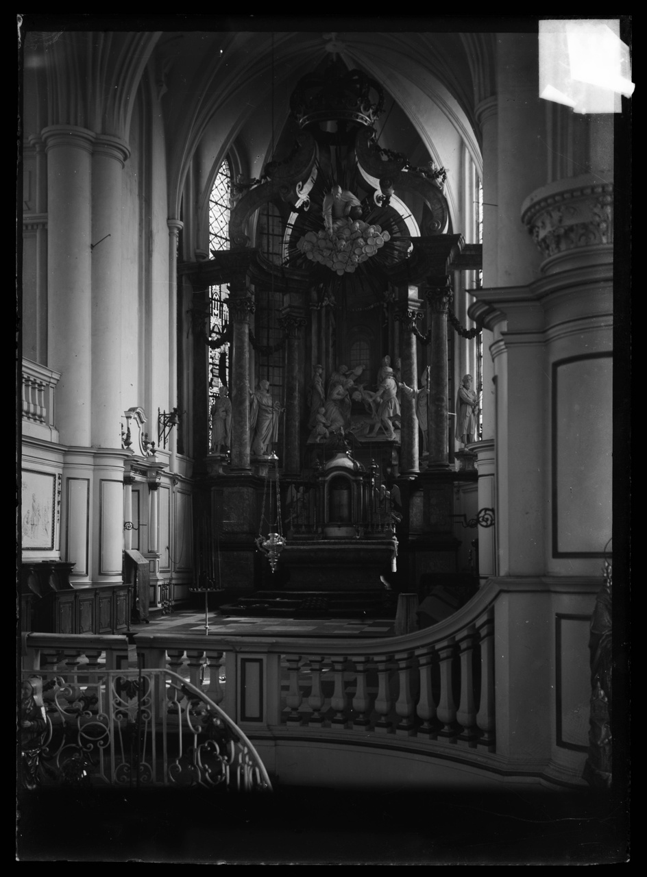 Glasnegatief van foto van producten uit de Cuypers' Kunstwerkplaatsen: "Foto van kerkinterieur van de Abij van Thorn  met barok uitziend altaar".