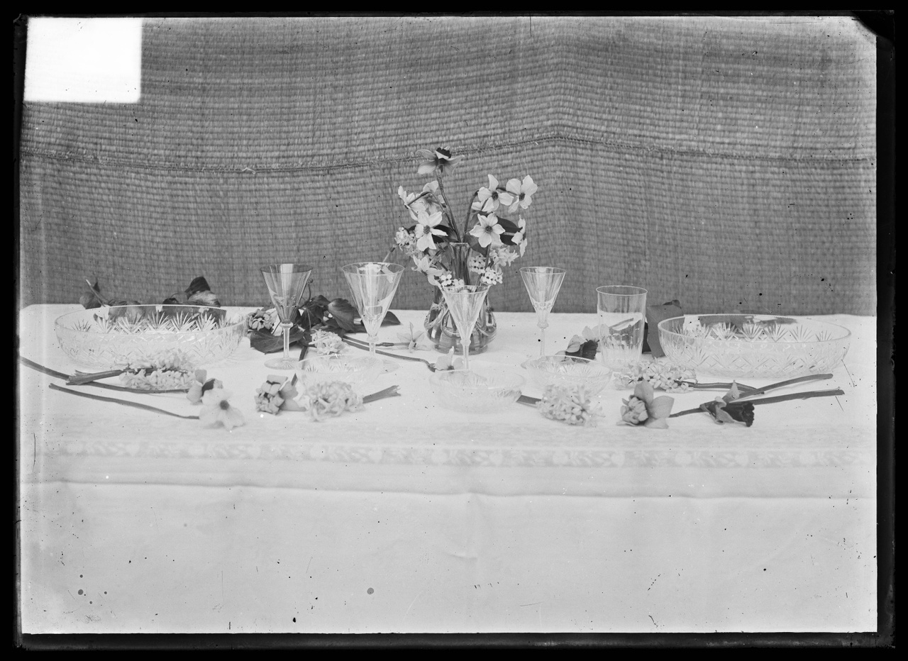 Glasnegatief van foto van producten uit de Cuypers' Kunstwerkplaatsen: "Foto van een tafelschikking met voorjaarsbloemen.".