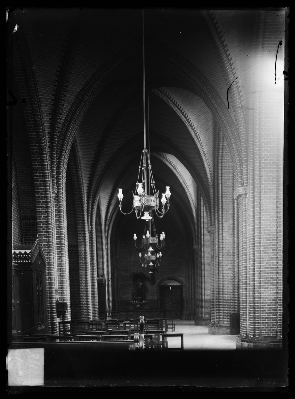 Glasnegatief van foto van producten uit de Cuypers' Kunstwerkplaatsen: "Foto van een kerkinterieur".