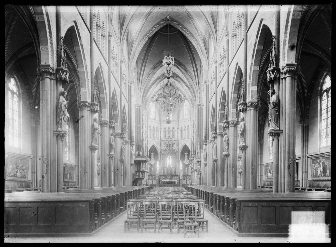 Glasnegatief van foto van producten uit de Cuypers' Kunstwerkplaatsen: "Foto van het interieur van een grote kerk".