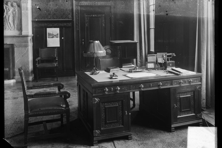 Glasnegatief van foto van producten uit de Cuypers' Kunstwerkplaatsen: "Foto van een kamer met centraal een klassiek bureau".
