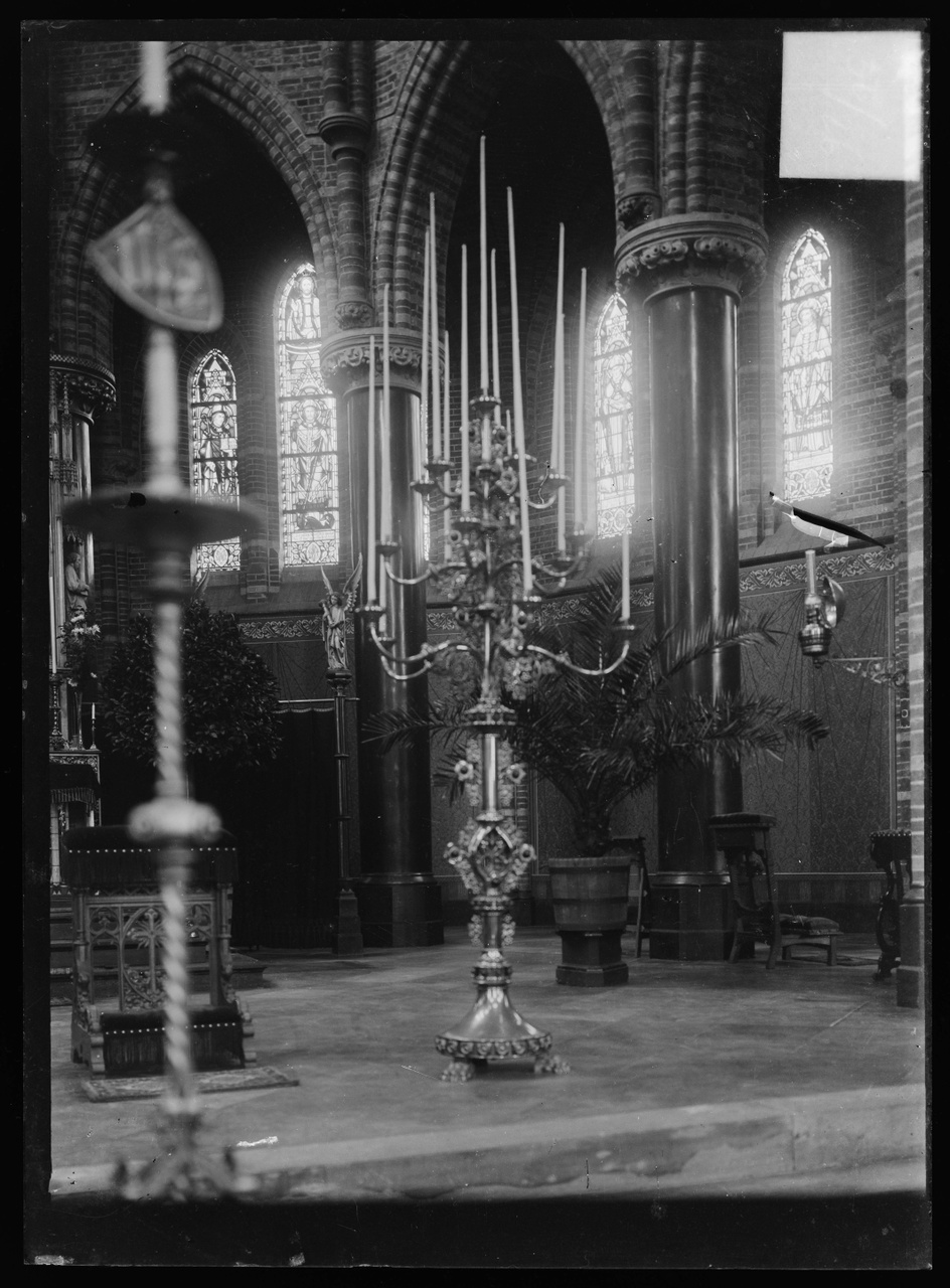 Glasnegatief van foto van producten uit de Cuypers' Kunstwerkplaatsen: "Foto van een kerkinterieur".