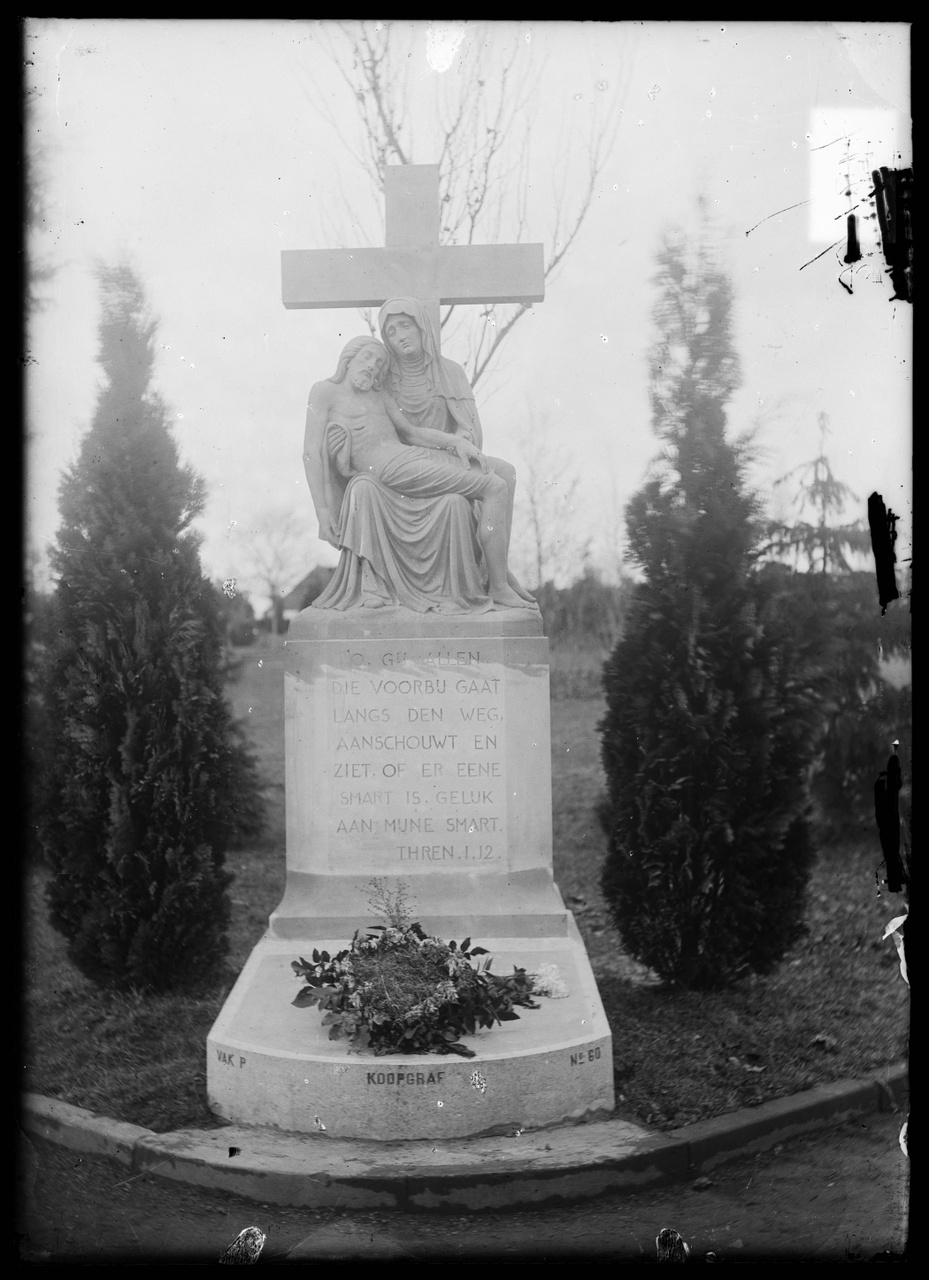 Glasnegatief van foto van producten uit de Cuypers' Kunstwerkplaatsen: "Foto van een grafmonument".