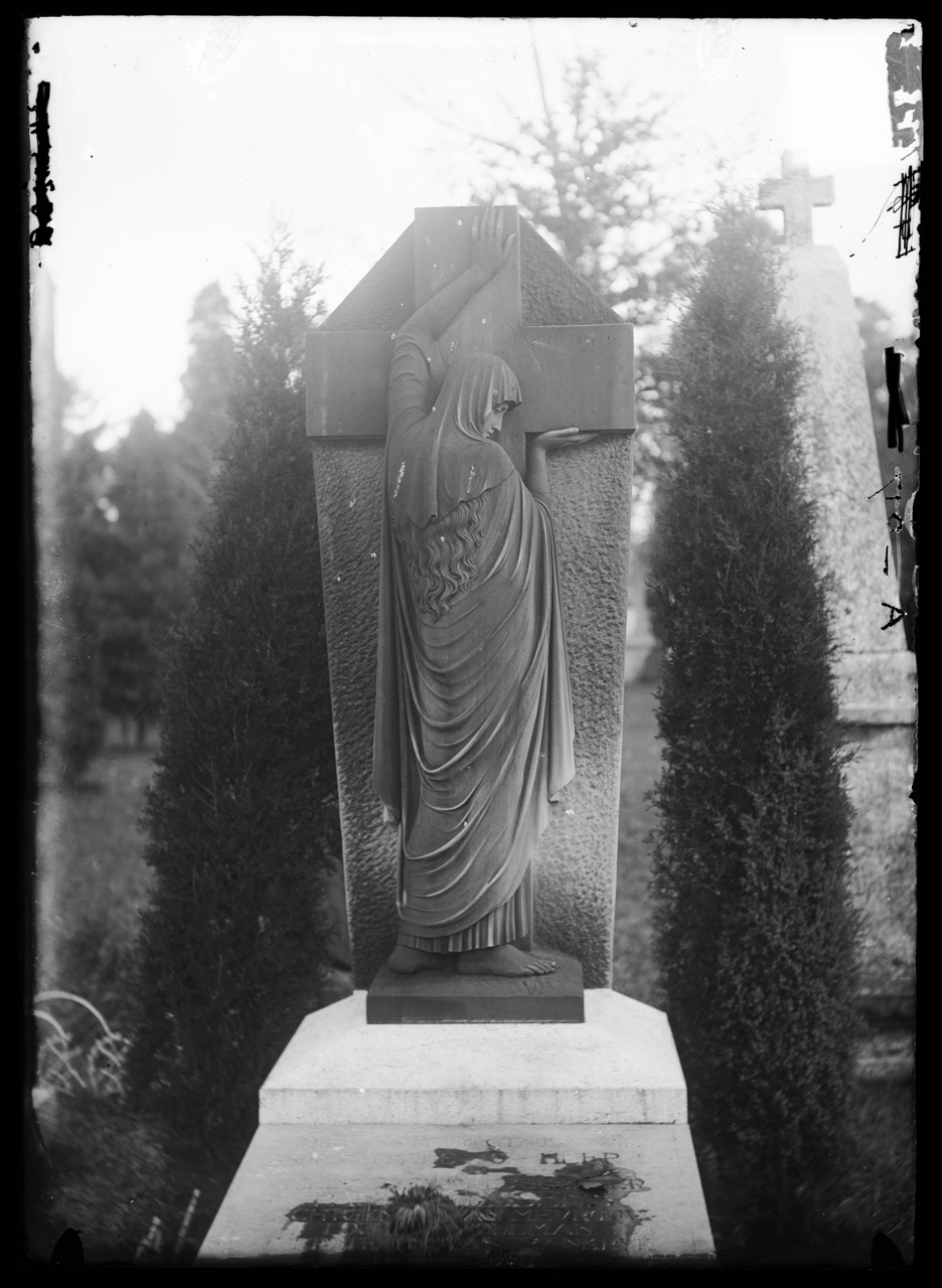 Glasnegatief van foto van producten uit de Cuypers' Kunstwerkplaatsen: "Foto van een grafmonument".