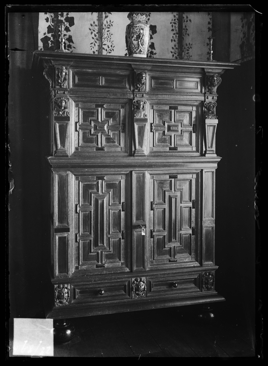 Glasnegatief van foto van producten uit de Cuypers' Kunstwerkplaatsen: "Foto van en rechthoekige vierdeurs kast".