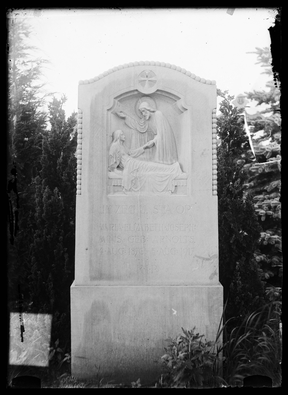 Glasnegatief van foto van producten uit de Cuypers' Kunstwerkplaatsen: "Foto van een grafmonument".