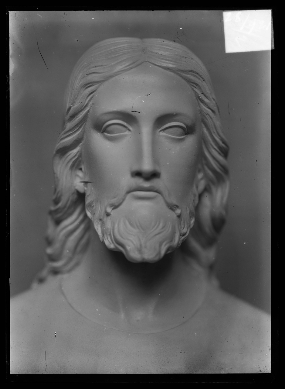 Glasnegatief van foto van producten uit de Cuypers' Kunstwerkplaatsen: "Foto van een Christushoofd en face".