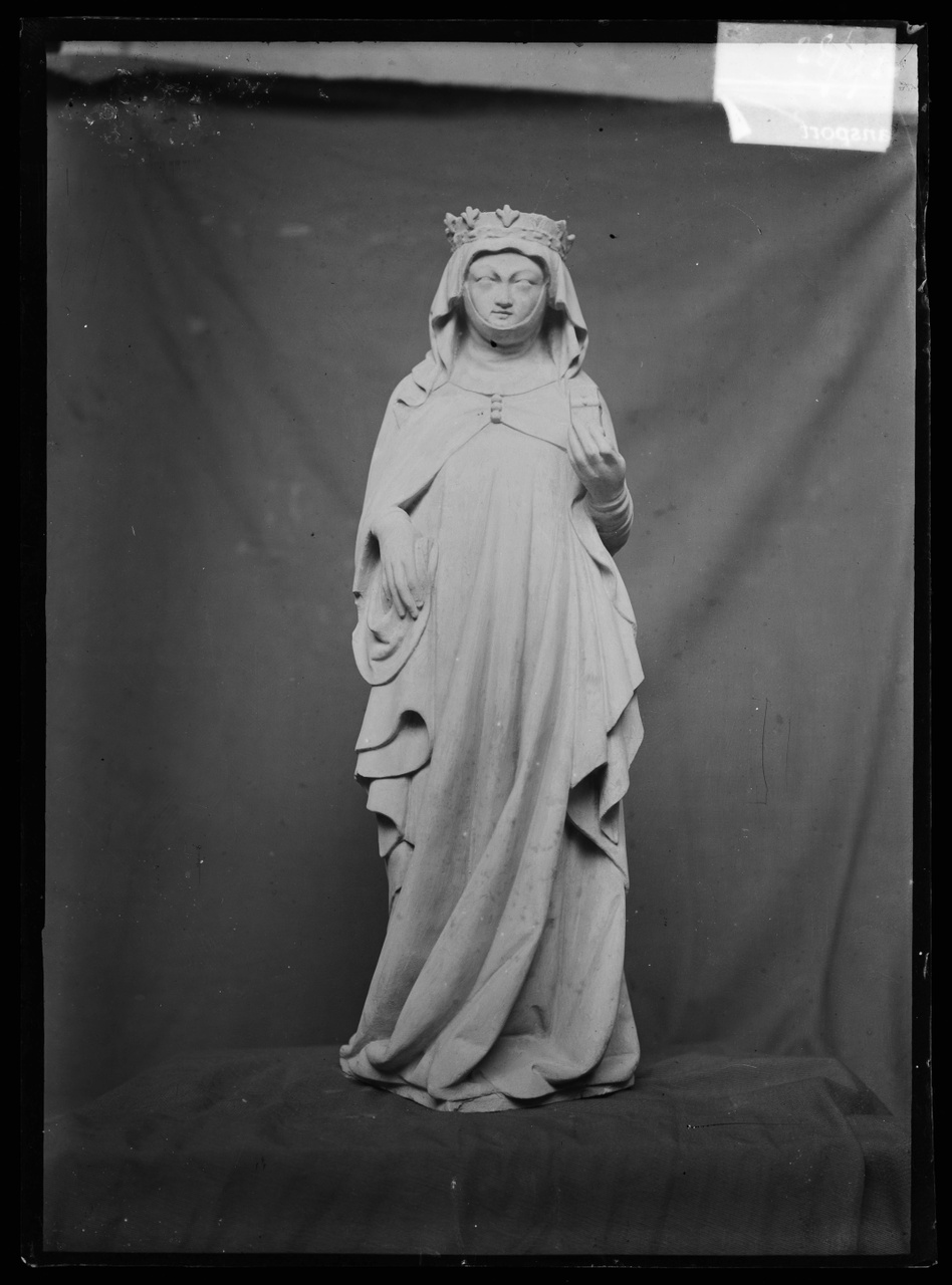 Glasnegatief van foto van producten uit de Cuypers' Kunstwerkplaatsen: "Foto van een beeld van een gekroonde vrouw, mogelijk de H. Barbara".