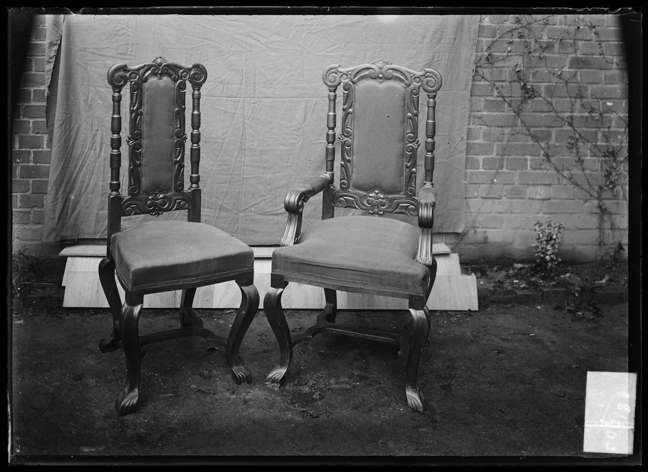 Glasnegatief van foto van producten uit de Cuypers' Kunstwerkplaatsen: "Foto van twee stoelen met gebogen poten".