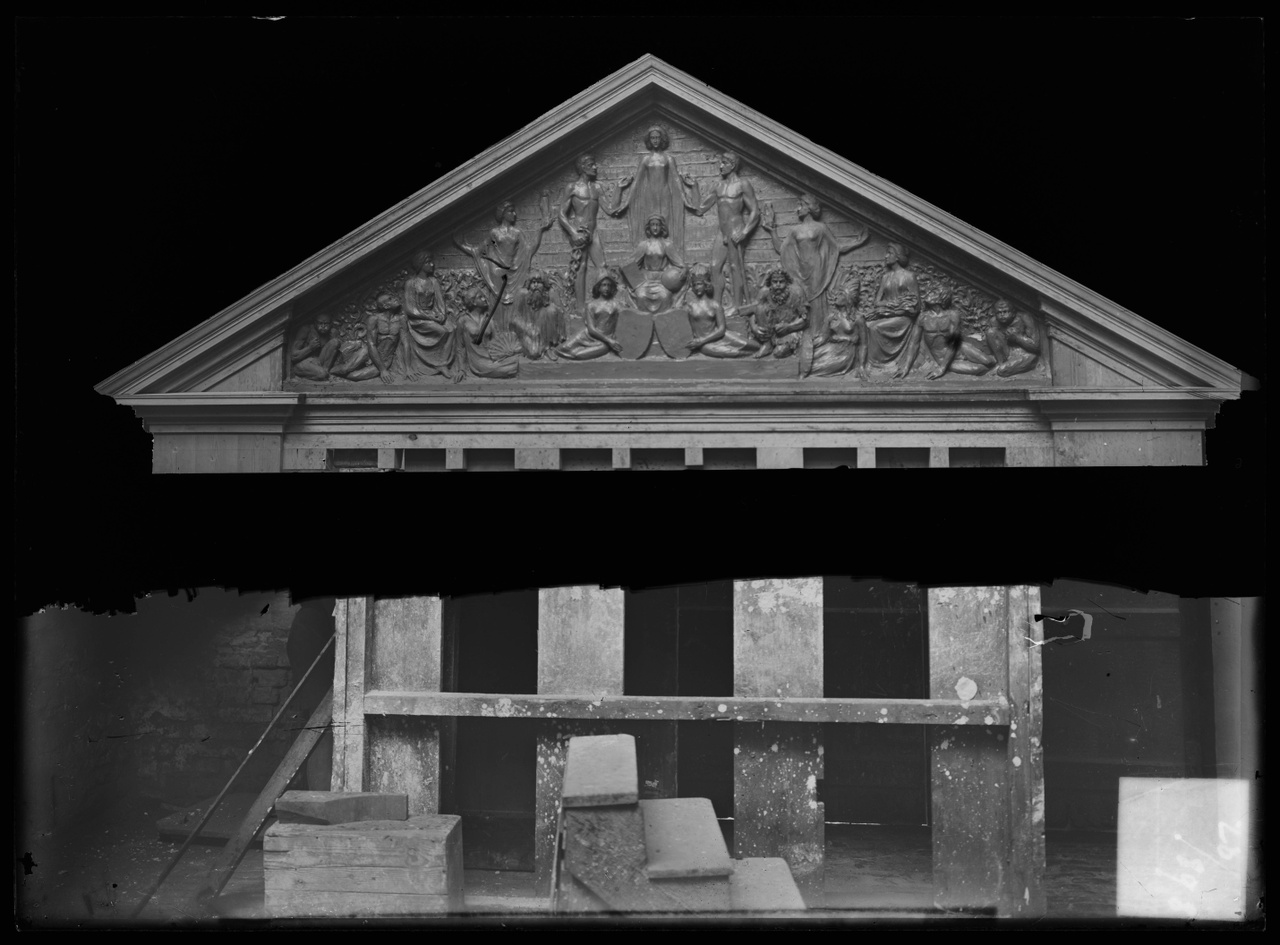 Glasnegatief van foto van producten uit de Cuypers' Kunstwerkplaatsen: "Foto van een timpaan versierd met vrouwenfiguren".