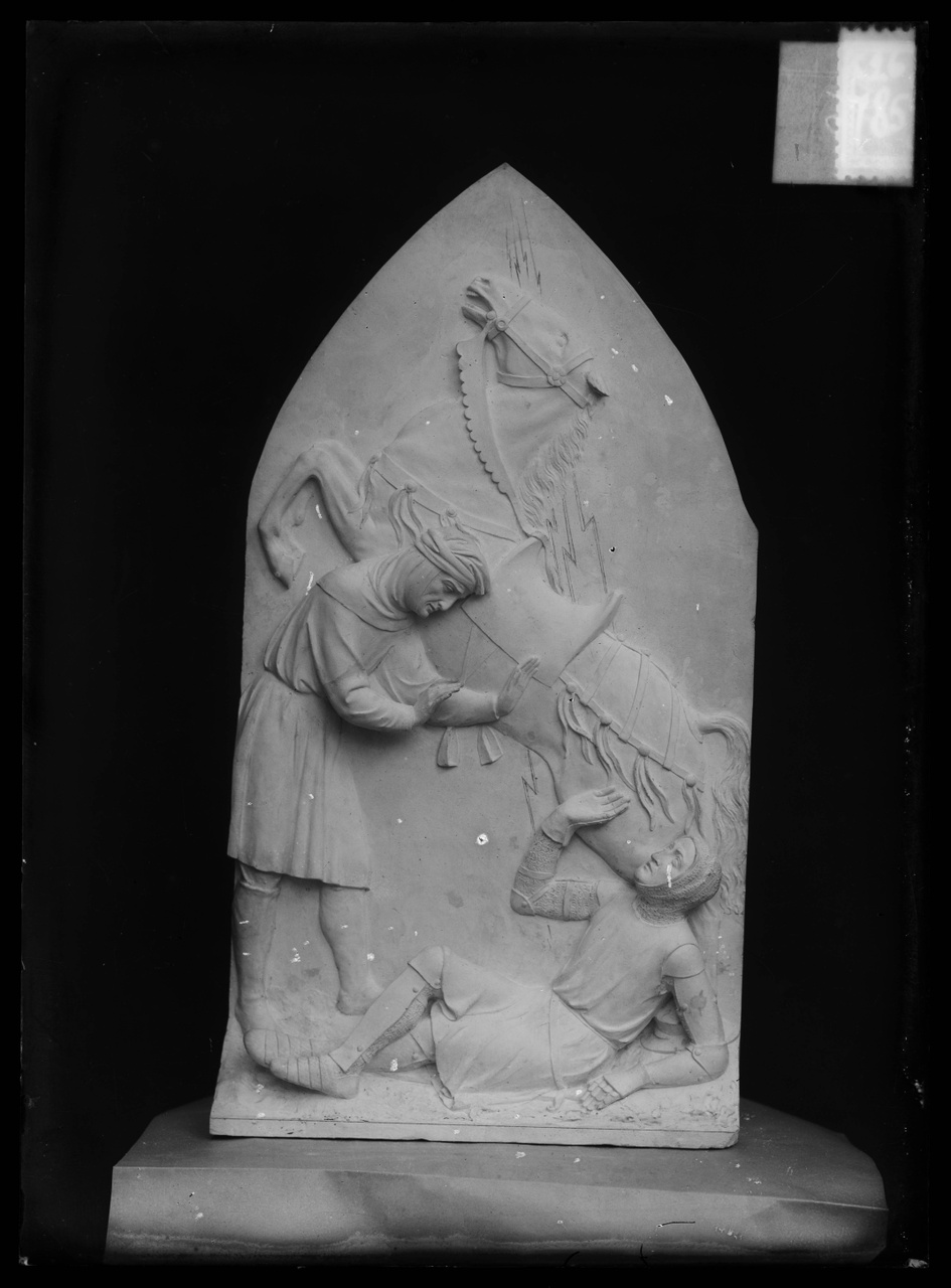 Glasnegatief van foto van producten uit de Cuypers' Kunstwerkplaatsen: "Foto van een (gips)reliëf waarop een steigerend paard, een gevallen ridder en een helper".