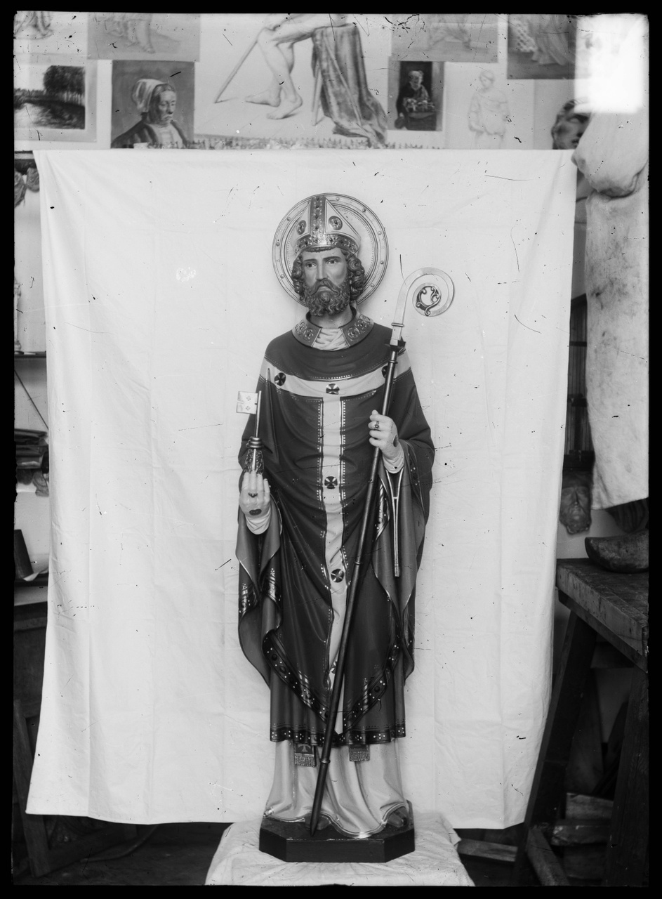 Glasnegatief van foto van producten uit de Cuypers' Kunstwerkplaatsen: "Foto van een beeld van een heilige bisschop, St. Servatius".