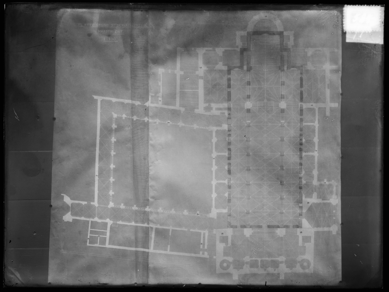 Glasnegatief van foto van producten uit de Cuypers' Kunstwerkplaatsen: "Foto van een lichtdruk (blauwdruk) van een plattegrond van het grondplan van de Sint Servatiuskerk in Maastricht".