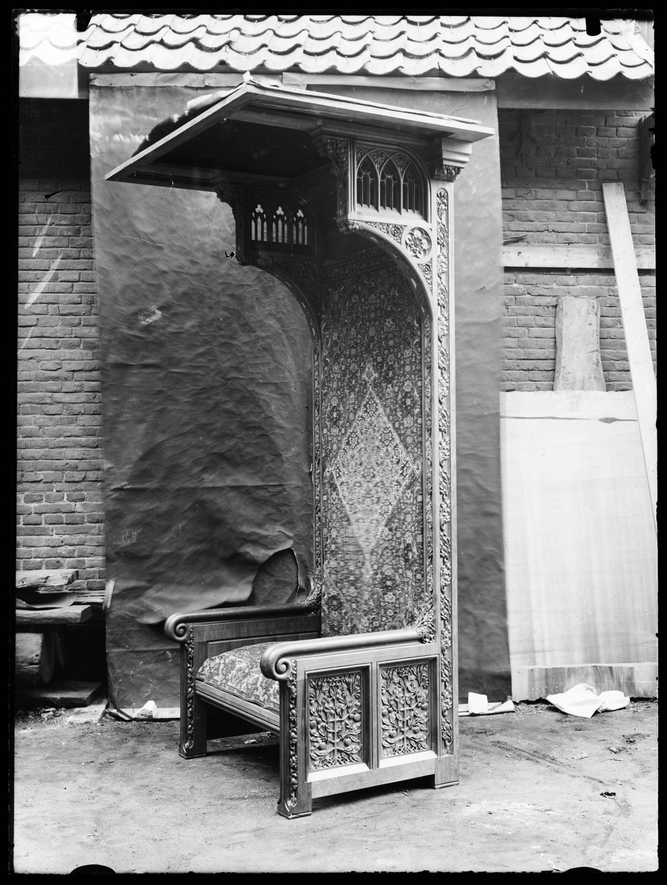 Glasnegatief van foto van producten uit de Cuypers' Kunstwerkplaatsen: "Foto van de troon, die heden ten dage nog wordt gebruikt tijdens de troonrede".