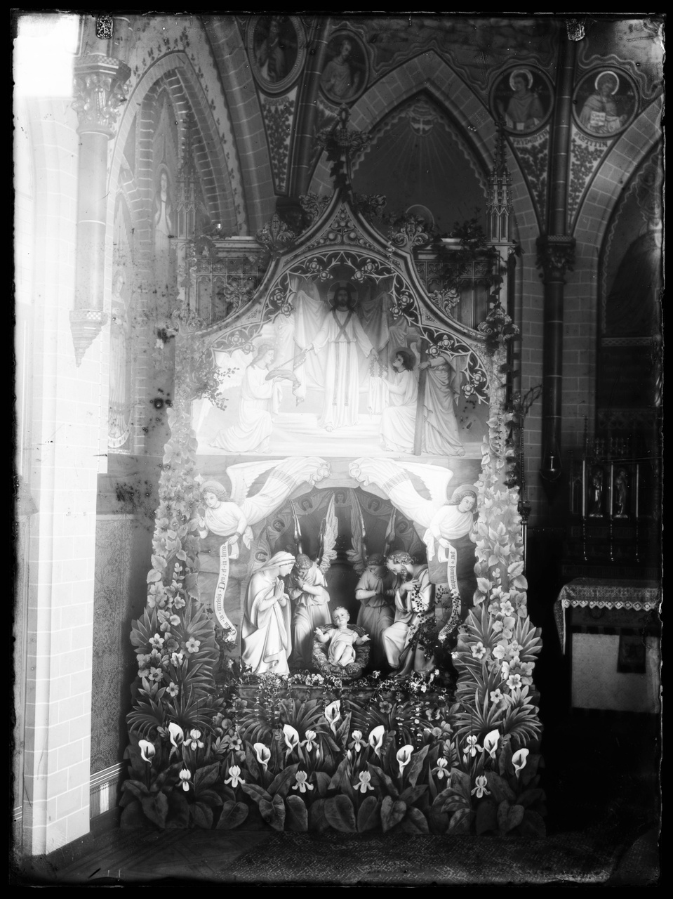 Glasnegatief van foto van producten uit de Cuypers' Kunstwerkplaatsen: "Foto van een kerststal in een kerk".