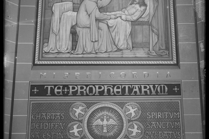 Glasnegatief van foto van producten uit de Cuypers' Kunstwerkplaatsen: "Foto van tableau in een tegelwand met daarop een priester en een zieke".