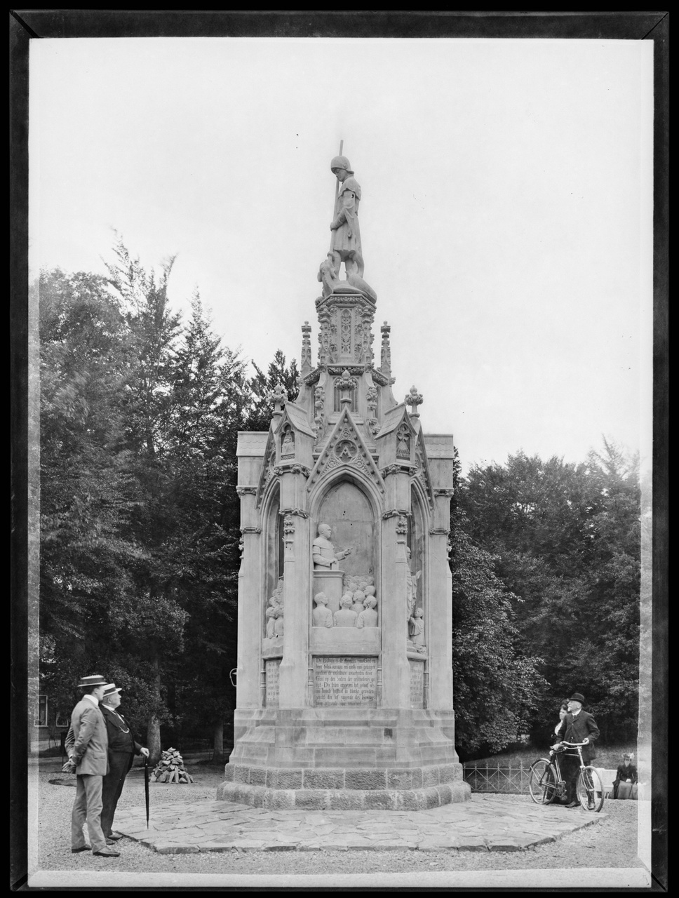 Glasnegatief van foto van producten uit de Cuypers' Kunstwerkplaatsen: "Foto van het Schaepmanmonument te Driebergen-Rijsenburg".