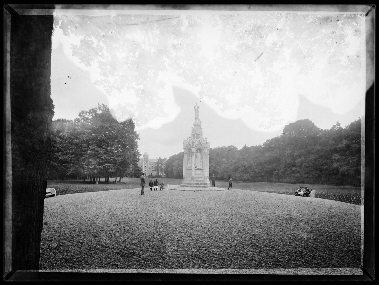 Glasnegatief van foto van producten uit de Cuypers' Kunstwerkplaatsen: "Foto van het Schaepmanmonument te Driebergen-Rijsenburg".