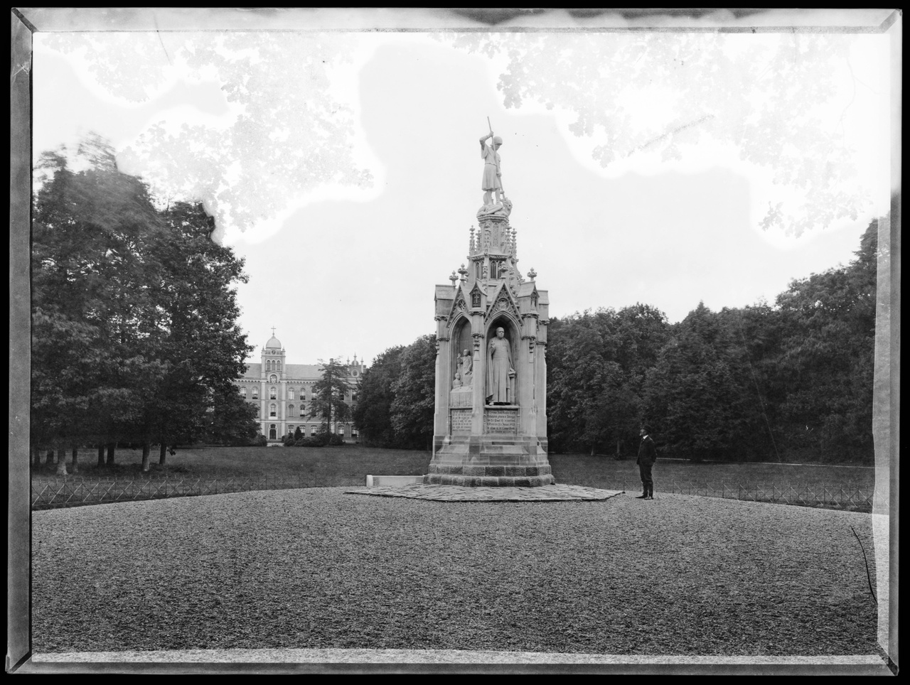 Glasnegatief van foto van producten uit de Cuypers' Kunstwerkplaatsen: "Foto van het Schaepmanmonument te Driebergen-Rijsenburg".