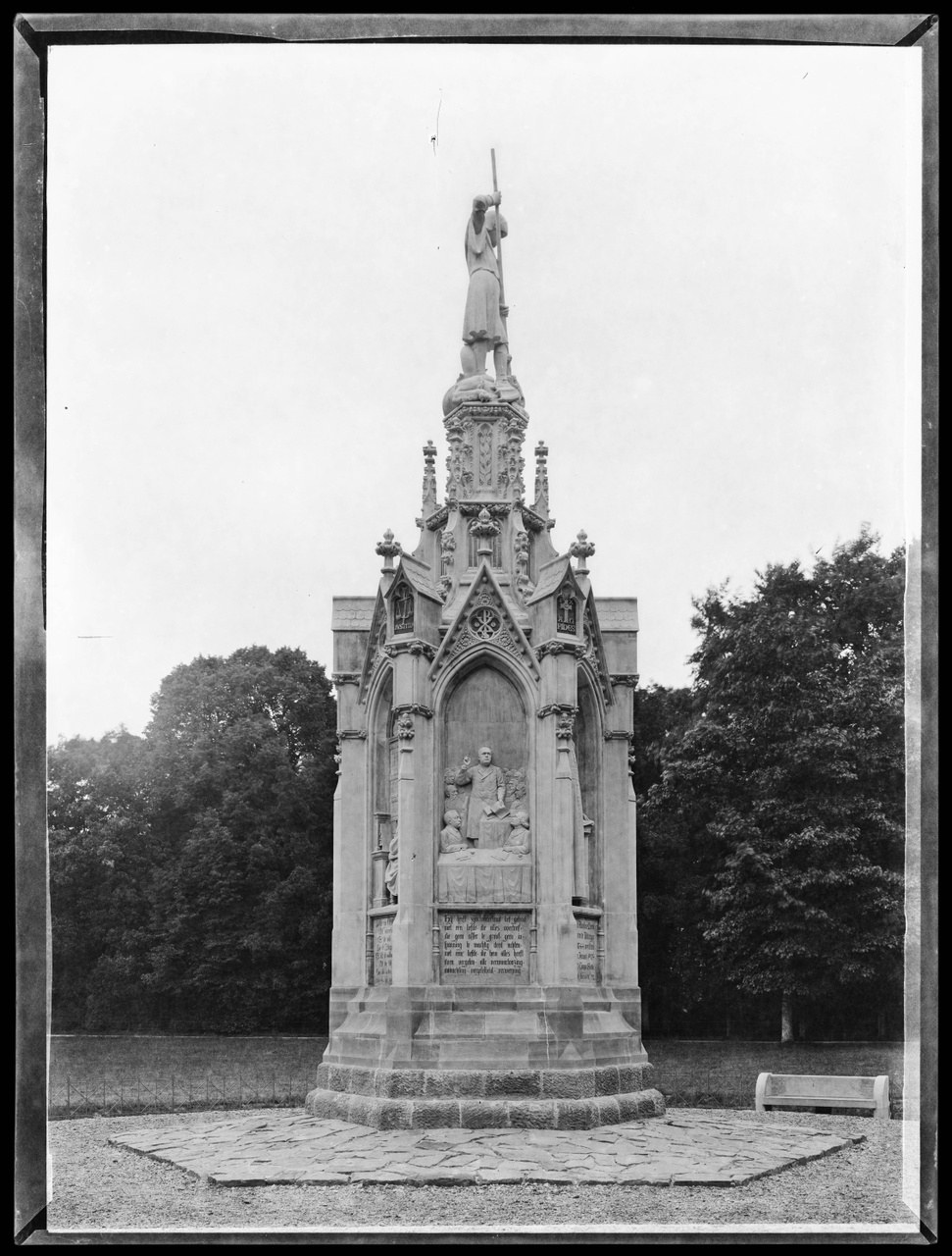 Glasnegatief van foto van producten uit de Cuypers' Kunstwerkplaatsen: "Foto van het Schaepmanmonument te Driebergen-Rijsenburg".