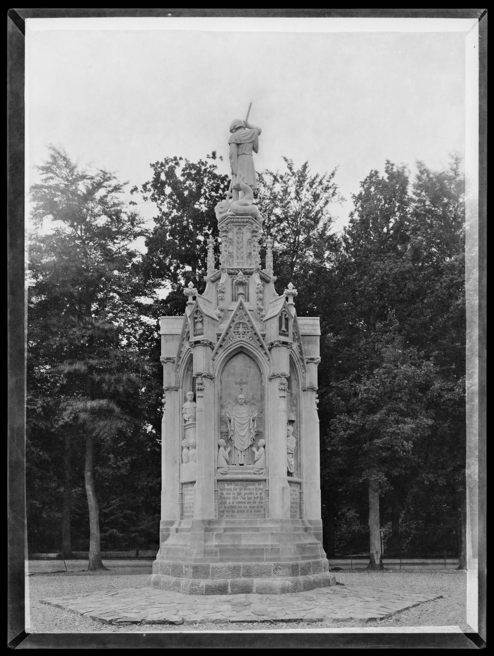 Glasnegatief van foto van producten uit de Cuypers' Kunstwerkplaatsen: "Foto van het Schaepmanmonument te Driebergen-Rijsenburg".