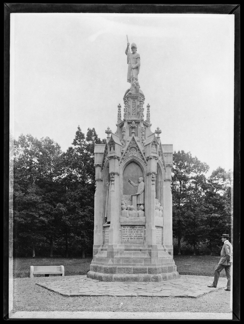 Glasnegatief van foto van producten uit de Cuypers' Kunstwerkplaatsen: "Foto van het Schaepmanmonument te Driebergen-Rijsenburg".