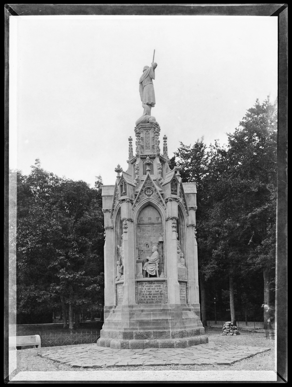 Glasnegatief van foto van producten uit de Cuypers' Kunstwerkplaatsen: "Foto van het Schaepmanmonument te Driebergen-Rijsenburg".