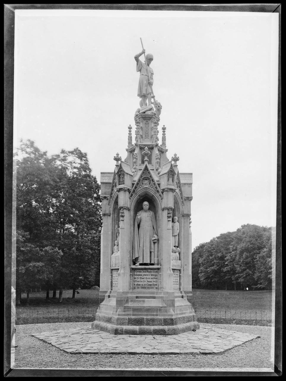 Glasnegatief van foto van producten uit de Cuypers' Kunstwerkplaatsen: "Foto van het Schaepmanmonument te Driebergen-Rijsenburg".