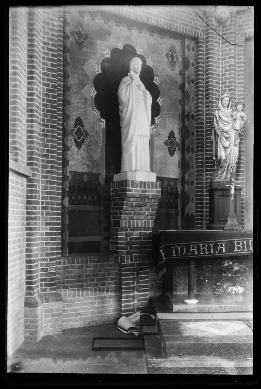 Glasnegatief van foto van producten uit de Cuypers' Kunstwerkplaatsen: "Foto van een Mariabeeld in een kerk".