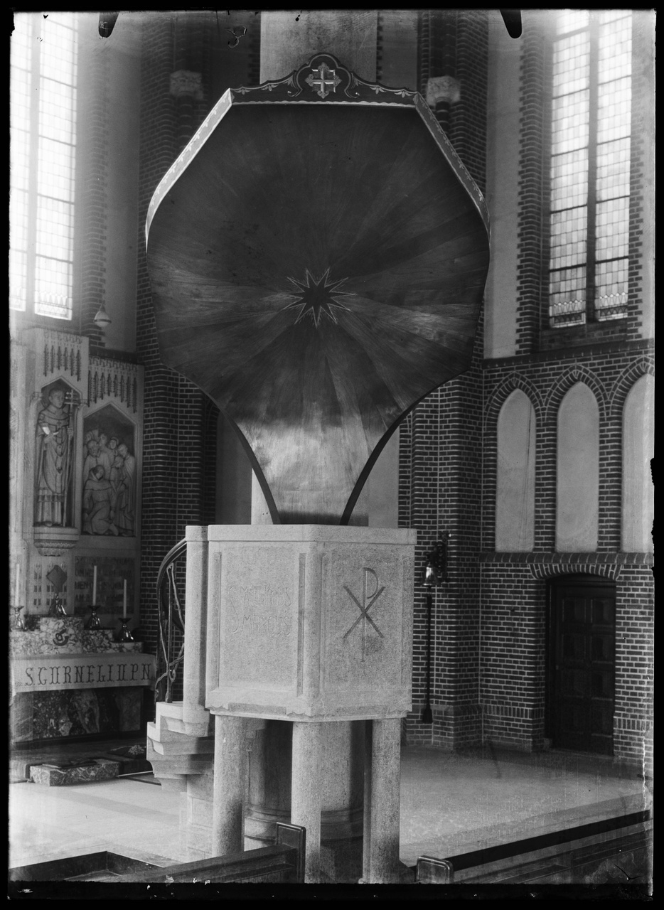 Glasnegatief van foto van producten uit de Cuypers' Kunstwerkplaatsen: "Foto van een preekstoel met gehoorschelp".