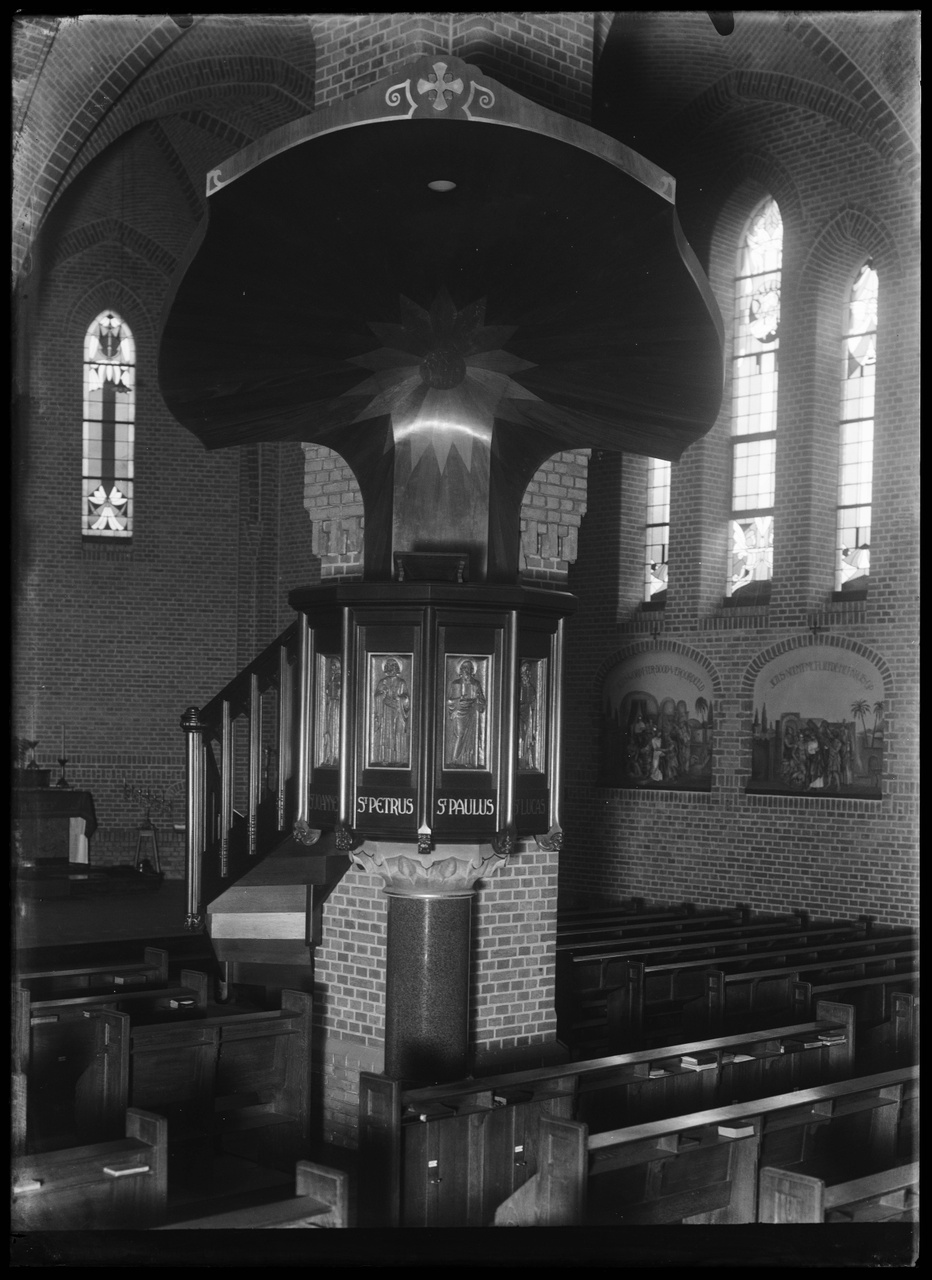 Glasnegatief van foto van producten uit de Cuypers' Kunstwerkplaatsen: "Foto van een preekstoel met gehoorschelp".