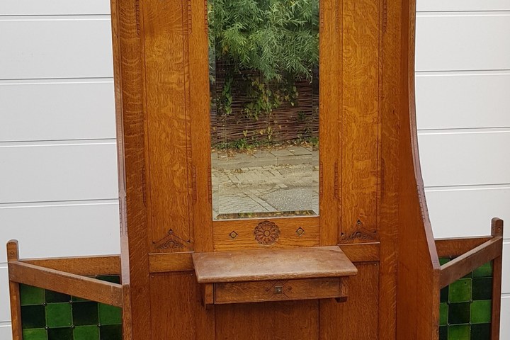 Spiegelkapstok met opschrift.