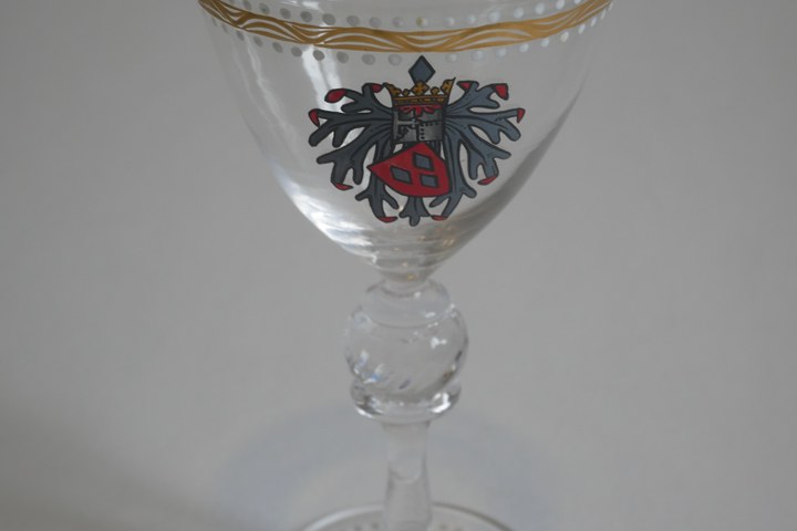 Replica van een wijnglas van het Josina-glasservies van Kasteel De Haar.