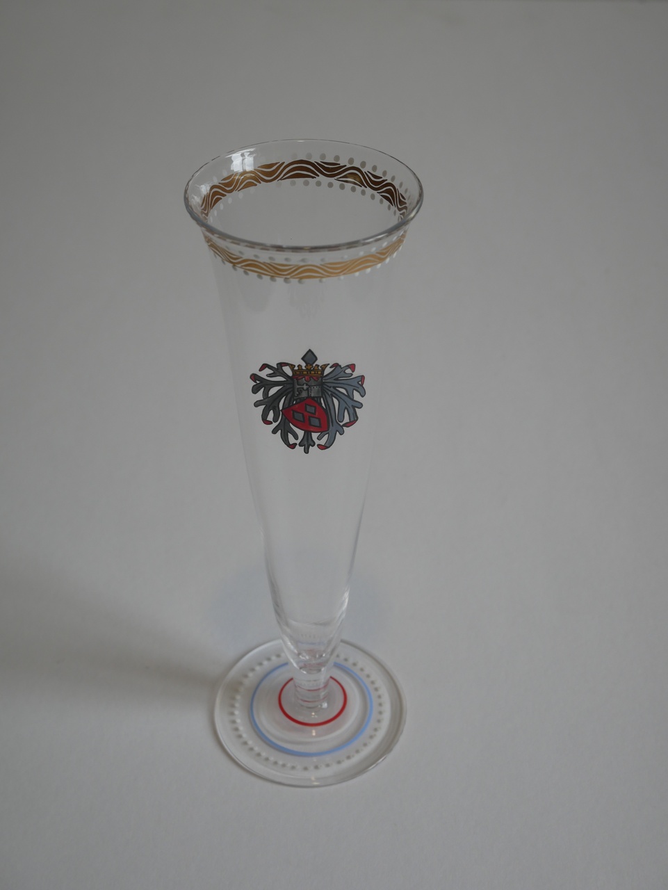 Replica van een fluitglas van het Josina-glasservies van Kasteel De Haar.