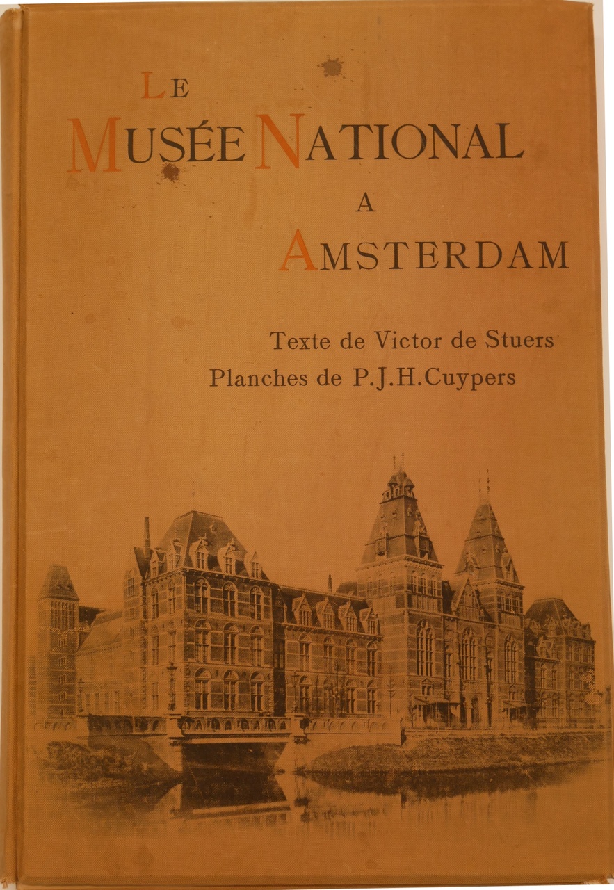 Het Rijksmuseum te Amsterdam
LE MUSÉE NATIONAL A AMSTERDAM